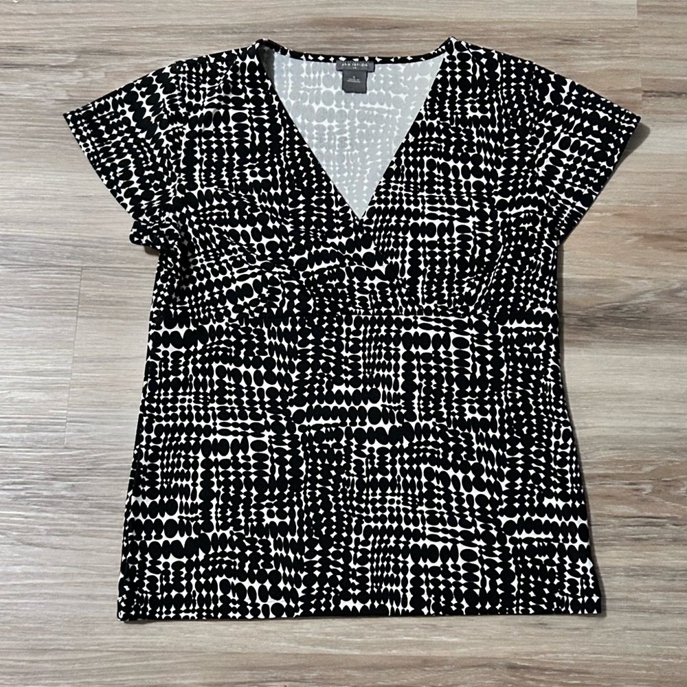 Ann Taylor | Black and White V-Neck Cap Sleeve Blouse